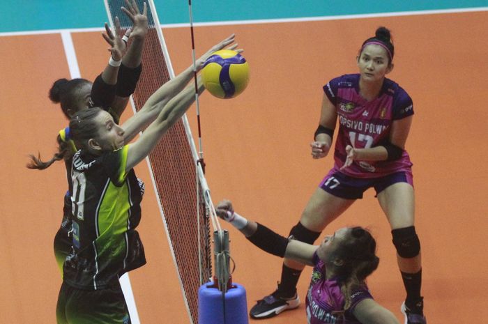 Suasana pertandingan pada pekan kelima Proliga 2023 antara Jakarta Elektrik PLN (kiri) dan Jakarta Popsivo Polwan (kanan) yang digelar di GOR Ken Arok, Malang, Kamis, 9 Februari 2023