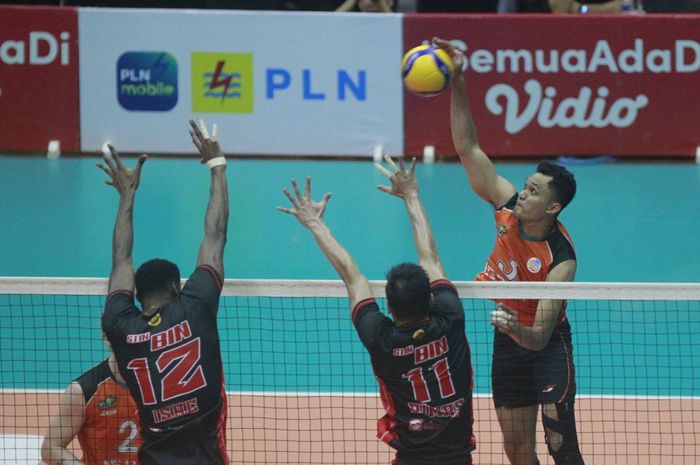 Suasana pertandingan pada pekan kelima Proliga 2023 antara Jakarta STIN BIN dan Jakarta BNI46 yang digelar di GOR Ken Arok, Malang, Kamis, 9 Februari 2023