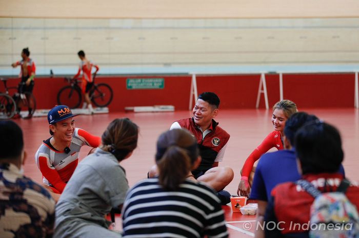 Ketua Komite Olimpiade Indonesia (NOC Indonesia), Raja Sapta Oktohari saat meninjau persiapan Union Cycliste Internationale (UCI) Track Nation Cup 2023 di Velodrome Rawamangun, Jakarta, Jumat (10/2/2023)