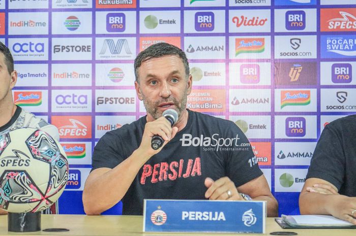 Pelatih Persija Jakarta, Thomas Doll, sedang memberikan keterangan kepada awak media dalam sesi jumpa pers di Stadion Patriot Candrabhaga, Bekasi, Jawa Barat, Sabtu (11/2/2023) siang.