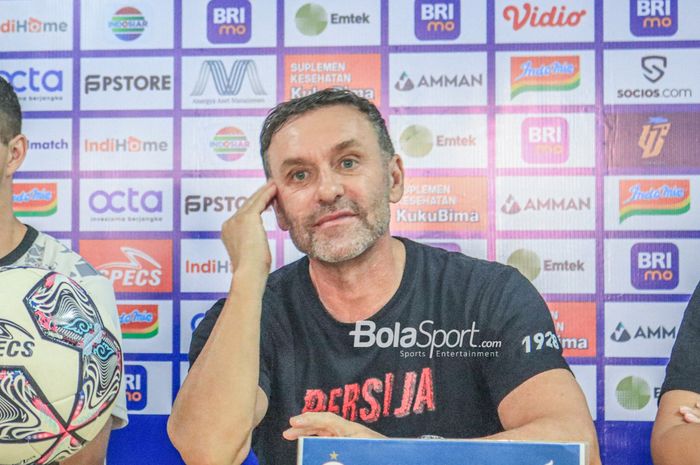 Pelatih Persija Jakarta, Thomas Doll, sedang serius mengamati jalannya sesi jumpa pers di Stadion Patriot Candrabhaga, Bekasi, Jawa Barat, Sabtu (11/2/2023) siang.