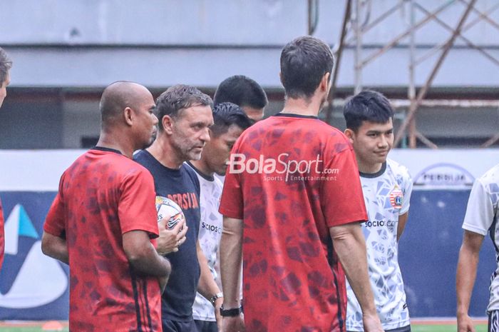 Pelatih Persija Jakarta, Thomas Doll (kiri), sedang memberikan intruksi kepada para pemainnya salah satunya Witan Sulaeman (kanan) di Stadion Patriot Candrabhaga, Bekasi, Jawa Barat, Sabtu (11/2/2023) siang.