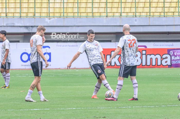 Bek asing Persija Jakarta, Ondrej Kudela (tengah), sedang menguasai bola saat berlatih di Stadion Patriot Candrabhaga, Bekasi, Jawa Barat, Sabtu (11/2/2023) siang.