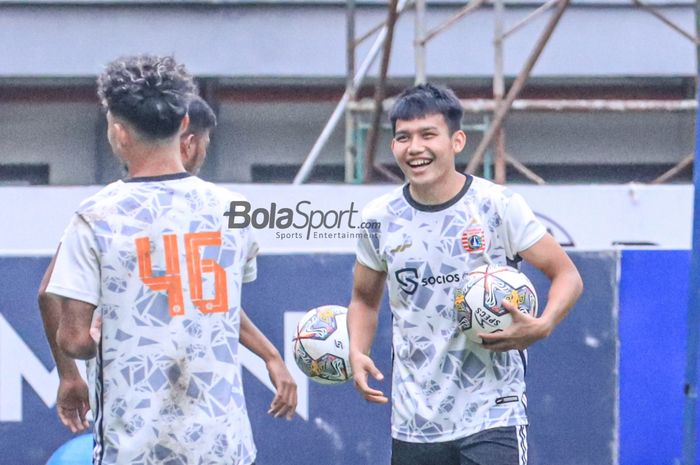 Pemain sayap kanan Persija Jakarta, Witan Sulaeman (kanan), memberikan senyuman saat latihan di Stadion Patriot Candrabhaga, Bekasi, Jawa Barat, Sabtu (11/2/2023) siang.