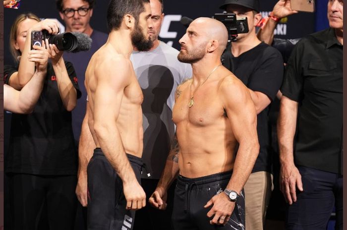 Sesi staredown terakhir antara Islam Makhachev dan Alexander Volkanovski jelang UFC 284 pada seremoni penimbangan berat badan, Sabtu (11/2/2023)