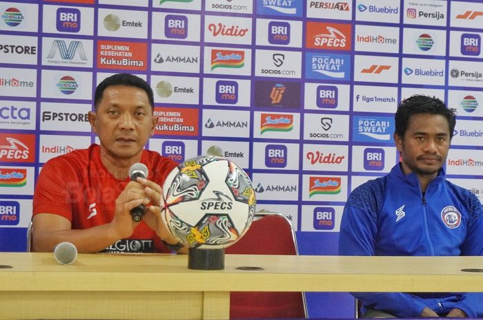 Pelatih Arema FC, I Putu Gede, dan pemain Ilham Udin Armaiyn  