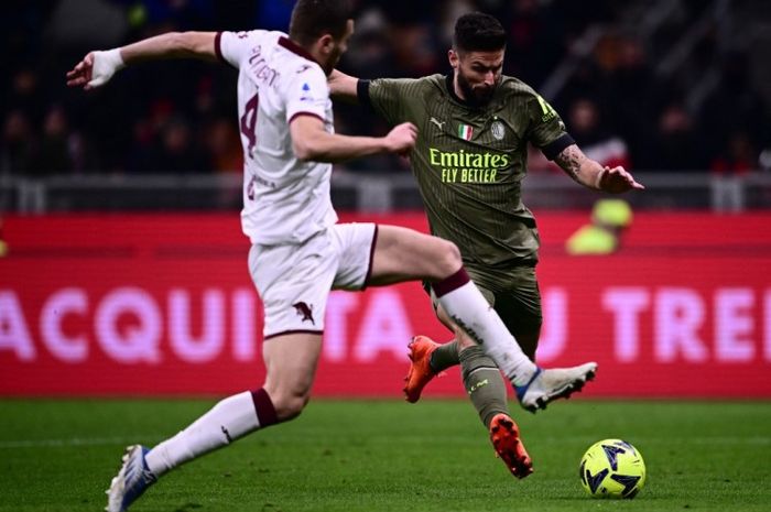 Aksi striker AC Milan, Olivier Giroud, dalam laga kontra Torino.