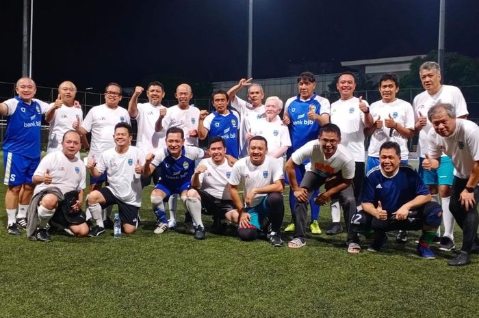 Persib Legend hadir dalam pembukaan turnamen sepak bola bertajuk IA-ITB Cup 2023 di Lapangan Rugby, Senayan, Jakarta Pusat, Sabtu (11/2/2023)   