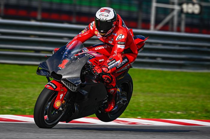 Pembalap Ducati Lenovo, Francesco Bagnaia, tampil dengan motor baru saat tes pramusim MotoGP di Sirkuit Sepang, Malaysia, 10 Februari 2023.