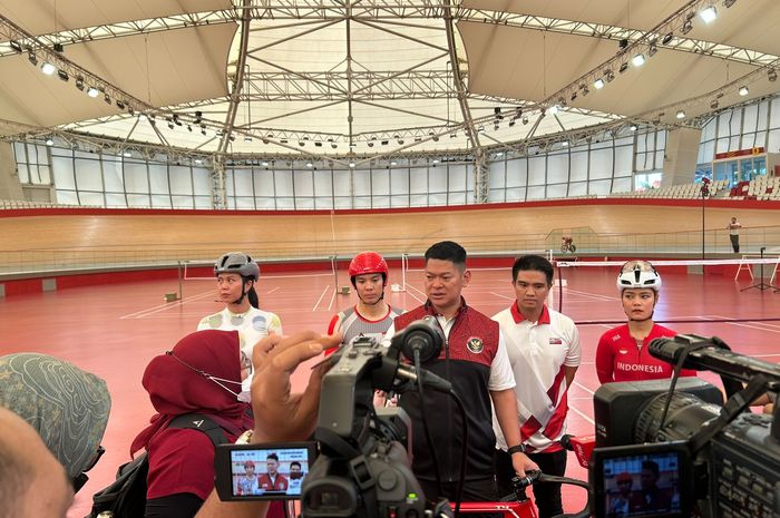 Ketua NOC Indonesia, Raja Sapta Oktohari meninjau Velodrome Rawamangun, Jakarta sebagai persiapan UCI Track Nation Cup 2023