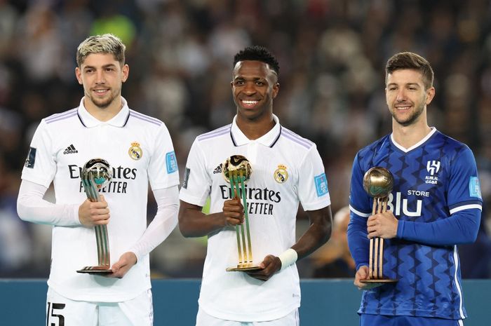 Gelandang Real Madrid, Fede Valverde (kiri), memegang silverball yang ia menangi pada Piala Dunia Antarklub di Stadion Prince Moullay Abdellah, Sabtu (11/2/2023). Dia meraih pengharhaan bersama Vinicius Jr dan Luciano Vietto.