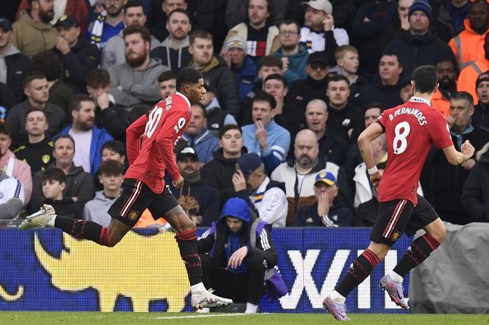 Striker Manchester United, Marcus Rashford, merayakan gol yang dicetaknya ke gawang Leeds United pada partai pekan ke-23 Liga Inggris 2022-2023 di Elland Road, Minggu (12/2/2023).