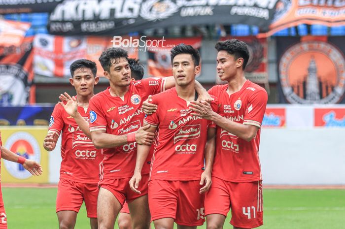 (Dari kiri ke kanan) Firza Andika, Aji Kusuma, dan Muhammad Ferarri sedang merayakan gol yang dicetak Hanif Sjahbandi (tengah) dalam laga pekan ke-24 Liga 1 2022 di Stadion Patriot Candrabhaga, Bekasi, Jawa Barat, 12 Februari 2023.