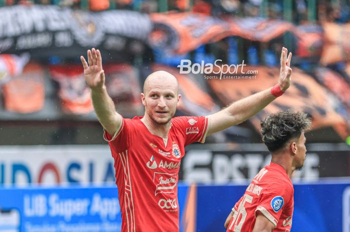 Penyerang asing Persija Jakarta, Michael Krmencik, melakukan selebrasi seusai mencetak gol dalam laga pekan ke-24 Liga 1 2022 di Stadion Patriot Candrabhaga, Bekasi, Jawa Barat, 12 Februari 2023.