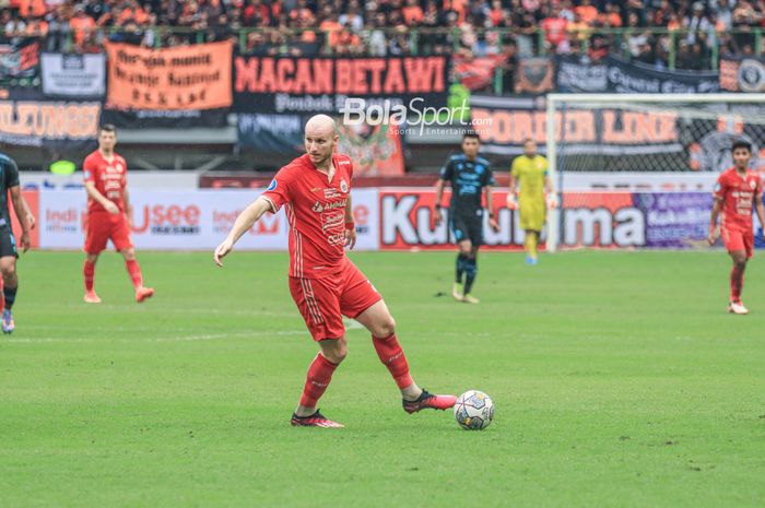 Penyerang asing Persija Jakarta, Michael Krmencik, sedang menguasai bola saat bertanding dalam laga pekan ke-24 Liga 1 2022 di Stadion Patriot Candrabhaga, Bekasi, Jawa Barat, 12 Februari 2023.