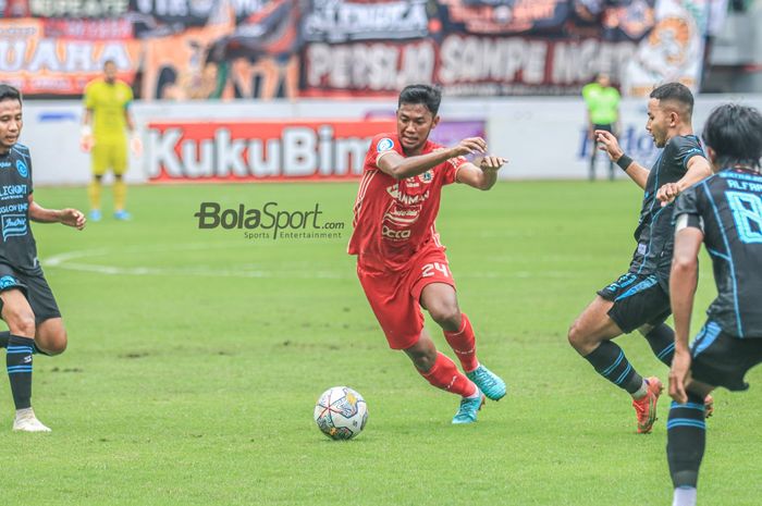 Gelandang Persija Jakarta, Resky Fandi, sedang menguasai bola saat berlaga dalam laga pekan ke-24 Liga 1 2022 di Stadion Patriot Candrabhaga, Bekasi, Jawa Barat, 12 Februari 2023.