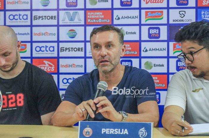 Pelatih Persija Jakarta, Thomas Doll, sedang memberikan keterangan kepada awak media seusai laga pekan ke-24 Liga 1 2022 di Stadion Patriot Candrabhaga, Bekasi, Jawa Barat, 12 Februari 2023.