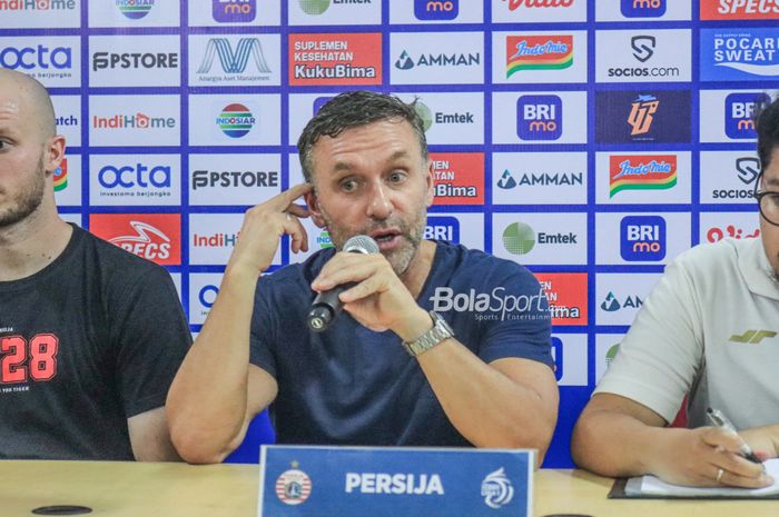 Pelatih Persija Jakarta, Thomas Doll, sedang memberikan keterangan kepada awak media seusai laga pekan ke-24 Liga 1 2022 di Stadion Patriot Candrabhaga, Bekasi, Jawa Barat, 12 Februari 2023.