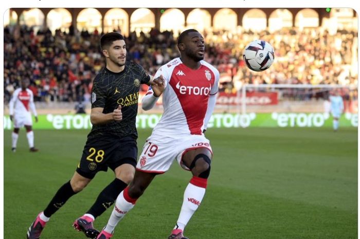 Pemain PSG, Carlos Soler (kiri), melakukan duel dengan pemain AS Monaco, Youssouf Fofana (kanan), dalam laga PSG vs AS Monaco di pekan ke-23 Liga Prancis 2022-2023, Sabtu (11/2/2023)