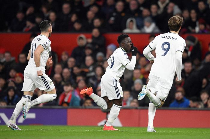 Winger Leeds United, Wilfried Gnonto, merayakan gol ke gawang Manchester United dalam laga Liga Inggris di Stadion Old Trafford. Gnonto di ambang rekor saat Leeds vs Man United.