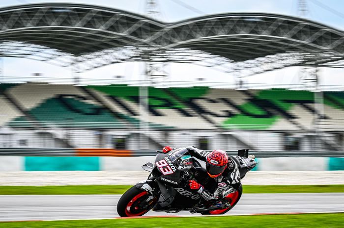 Aksi pembalap Repsol Honda, Marc Marquez pada hari ketiga tes pramusim MotoGP 2023 di Sirkuit Sepang, Malaysia, Minggu (12/2/2023)