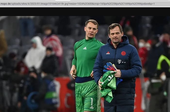 Kiper Bayern Muenchen, Manuel Neuer, terancam hukuman akibat wawancara yang mengkritik keputusan klub mendepak Toni Tapalovic (kanan).