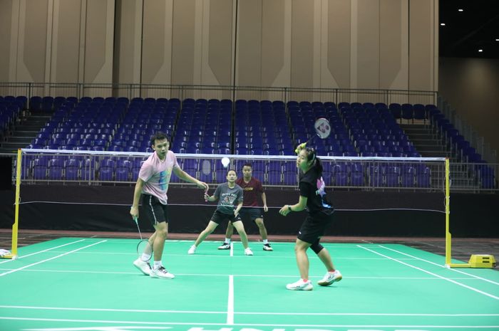 Pasangan ganda campuran Indonesia, Rehan Naufal Kusharjanto, Lisa Ayu Kusumawati, Rinov Rivaldy, Pitha Haningtyas Mentari menjalani latihan perdana di Dubai Exhibition Centre, Minggu (12/2/2023).