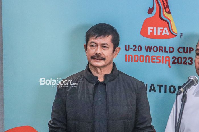 Direktur Teknik PSSI, Indra Sjafri, sedang memberikan keterangan kepada awak media di Kantor Kemenpora, Senayan, Jakarta, Senin (13/2/2023).