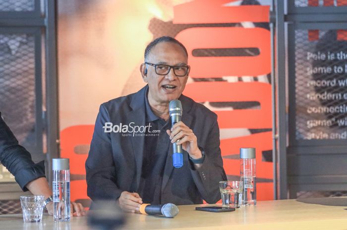 Calon anggota Komite Eksekutif PSSI, Hasani Abdulgani, saat memberikan keterangan kepada awak media di kawasan Senayan, Jakarta, Senin (13/2/2023).