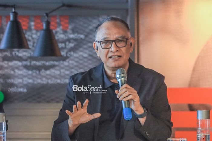 Calon anggota Komite Eksekutif PSSI, Hasani Abdulgani, saat memberikan keterangan kepada awak media di kawasan Senayan, Jakarta, Senin (13/2/2023).