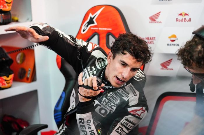 Pembalap Repsol Honda, Marc Marquez, berbicara kepada krunya saat Tes Pramusim MotoGP di Sirkuit Sepang, Malaysia, 12 Februari 2023.