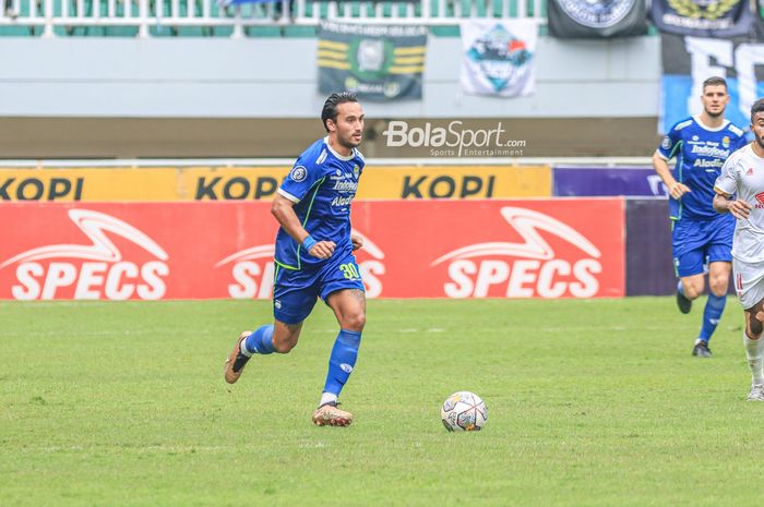 Pemain Persib Bandung, Ezra Walian, sedang menguasai bola dalam laga pekan ke-24 Liga 1 2022 di Stadion Pakansari, Bogor, Jawa Barat, 14 Februari 2023.