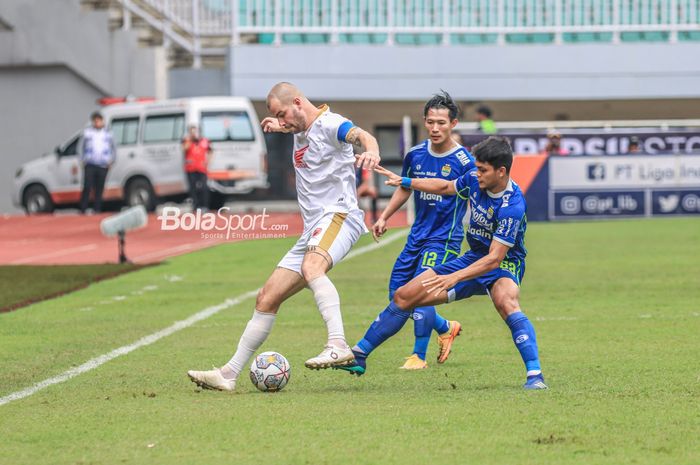 Gelandang asing PSM Makassar, Wiljan Pluim (kiri), sedang menguasai bola dan dibayangi pemain Persib Bandung Rachmat Irianto (kanan) dalam laga pekan ke-24 Liga 1 2022 di Stadion Pakansari, Bogor, Jawa Barat, 14 Februari 2023.