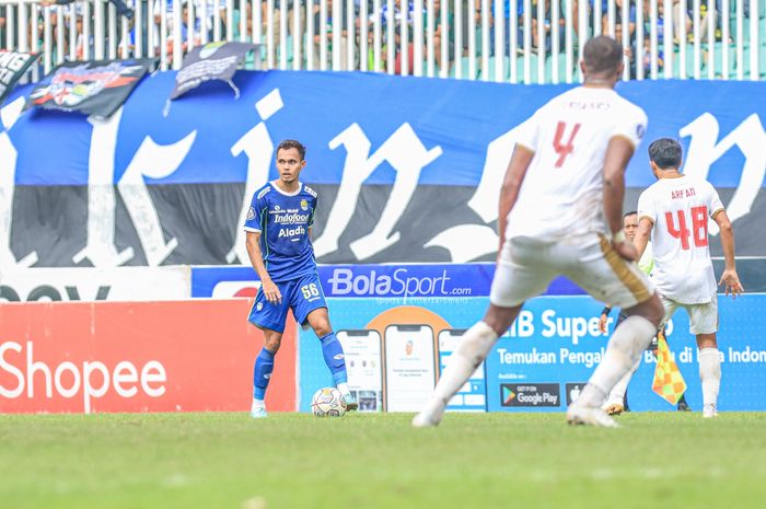 Bek sayap kiri Persib Bandung, Rezaldi Hehanussa, sedang menguasai bola dalam laga pekan ke-24 Liga 1 2022 di Stadion Pakansari, Bogor, Jawa Barat, 14 Februari 2023.