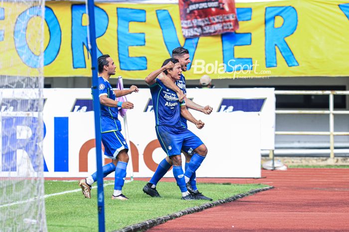 Bek Persib Bandung, Achmad Jufriyanto, sedang melakukan selebrasi seusai mencetak gol dalam laga pekan ke-24 Liga 1 2022 di Stadion Pakansari, Bogor, Jawa Barat, 14 Februari 2023.