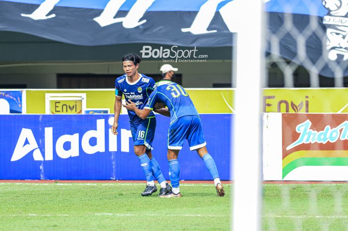 Bek Persib Bandung, Achmad Jufriyanto, sedang melakukan selebrasi seusai mencetak gol dalam laga pekan ke-24 Liga 1 2022 di Stadion Pakansari, Bogor, Jawa Barat, 14 Februari 2023.