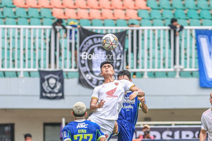 Striker PSM Makassar, Muhammad Ramadhan Sananta, sedang menyundul bola dalam laga pekan ke-24 Liga 1 2022 di Stadion Pakansari, Bogor, Jawa Barat, 14 Februari 2023.