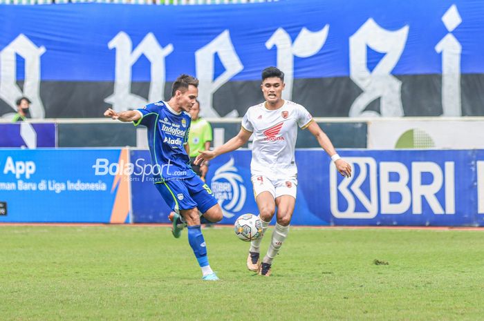 Bek sayap kiri Persib Bandung, Rezaldi Hehanussa (kiri), akan menendang bola dan dikawal Muhammad Ramadhan Sananta (kanan) dalam laga pekan ke-24 Liga 1 2022 di Stadion Pakansari, Bogor, Jawa Barat, 14 Februari 2023.