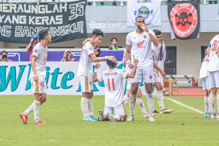 Bek sayap kiri PSM Makassar, Yance Sayuri (tengah), sedang melakukan selebrasi seusai mencetak gol dalam laga pekan ke-24 Liga 1 2022 di Stadion Pakansari, Bogor, Jawa Barat, Selasa (14/2/2023).