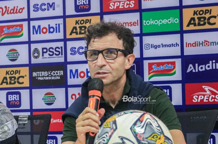 Pelatih Persib Bandung, Luis Milla, sedang memberikan keterangan kepada awak media saat sesi jumpa pers setelah laga pekan ke-24 Liga 1 2022 di Stadion Pakansari, Bogor, Jawa Barat, Selasa (14/2/2023).