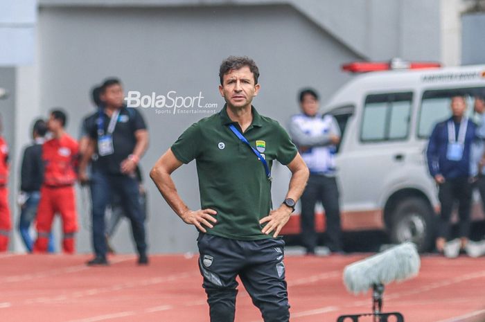 Pelatih Persib Bandung, Luis Milla, sedang memantau para pemainnya bertanding dalam laga pekan ke-24 Liga 1 2022 di Stadion Pakansari, Bogor, Jawa Barat, Selasa (14/2/2023).