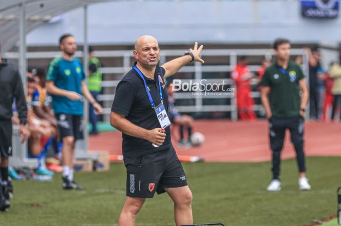 Pelatih PSM Makassar, Bernardo Tavares, sedang memberikan intruksi kepada para pemainnya bertanding dalam laga pekan ke-24 Liga 1 2022 di Stadion Pakansari, Bogor, Jawa Barat, Selasa (14/2/2023).