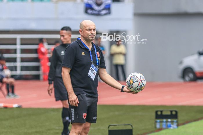 Pelatih PSM Makassar, Bernardo Tavares, sedang memantau para pemainnya bertanding dalam laga pekan ke-24 Liga 1 2022 di Stadion Pakansari, Bogor, Jawa Barat, Selasa (14/2/2023).