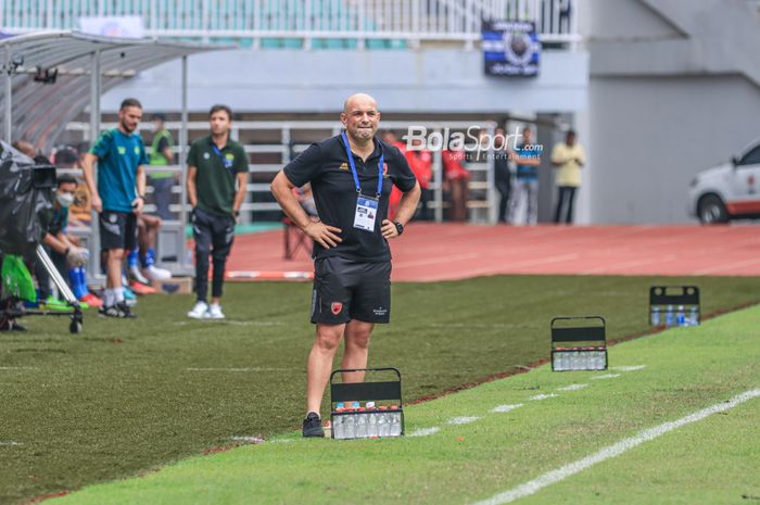 Pelatih PSM Makassar, Bernardo Tavares, sedang memantau para pemainnya bertanding dalam laga pekan ke-24 Liga 1 2022 di Stadion Pakansari, Bogor, Jawa Barat, Selasa (14/2/2023).