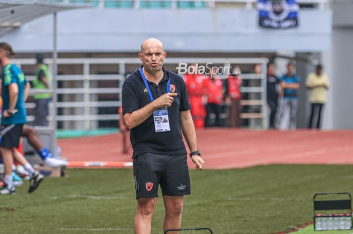 Pelatih PSM Makassar, Bernardo Tavares, sedang memberikan intruksi kepada para pemainnya saat berlaga dalam laga pekan ke-24 Liga 1 2022 di Stadion Pakansari, Bogor, Jawa Barat, Selasa (14/2/2023).