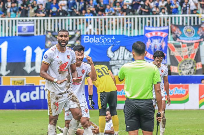 Dua pemain PSM Makassar, Yuran Fernandes (kiri) dan Agung Mannan (kanan), sempat memberikan protes ke wasit dalam laga pekan ke-24 Liga 1 2022 di Stadion Pakansari, Bogor, Jawa Barat, Selasa (14/2/2023).