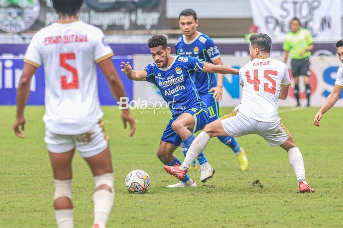 Gelandang Persib Bandung, Ricky Kambuaya (tengah), sedang menguasai bola dalam laga pekan ke-24 Liga 1 2022 di Stadion Pakansari, Bogor, Jawa Barat, Selasa (14/2/2023).