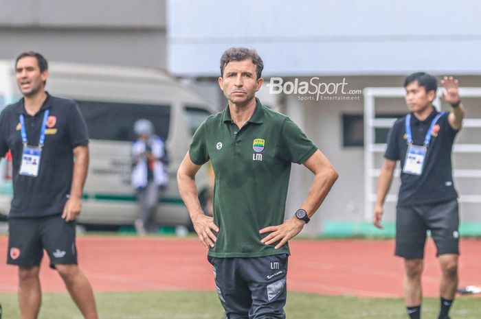 Pelatih Persib Bandung, Luis Milla, sedang memantau para pemainnya bertanding dalam laga pekan ke-24 Liga 1 2022 di Stadion Pakansari, Bogor, Jawa Barat, Selasa (14/2/2023).