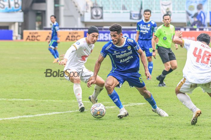 Gelandang Persib Bandung, Ricky Kambuaya (kanan), sedang menguasai bola dan dibayangi pemain PSM Makassar bernama Kenzo Nambu (kiri) dalam laga pekan ke-24 Liga 1 2022 di Stadion Pakansari, Bogor, Jawa Barat, Selasa (14/2/2023).