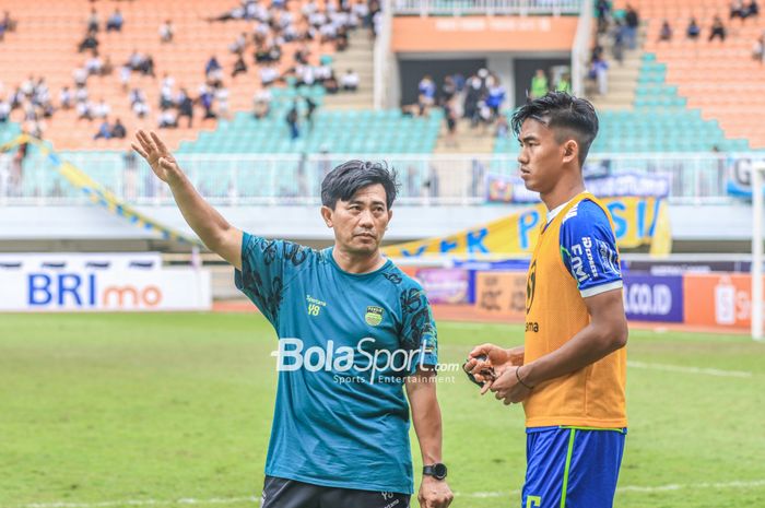 Bek Persib Bandung, Kakang Rudianto (kanan), sedang mendapatkan menu latihan tambahan seusai laga pekan ke-24 Liga 1 2022 di Stadion Pakansari, Bogor, Jawa Barat, Selasa (14/2/2023).